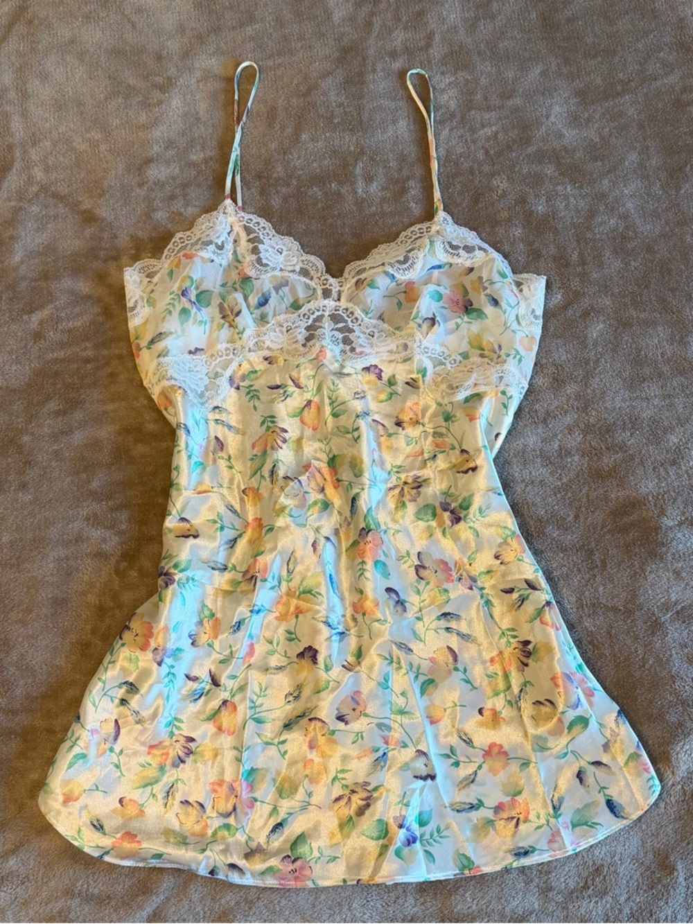 VTG Victoria's Secret Cream Floral Lace-Trim Chemise